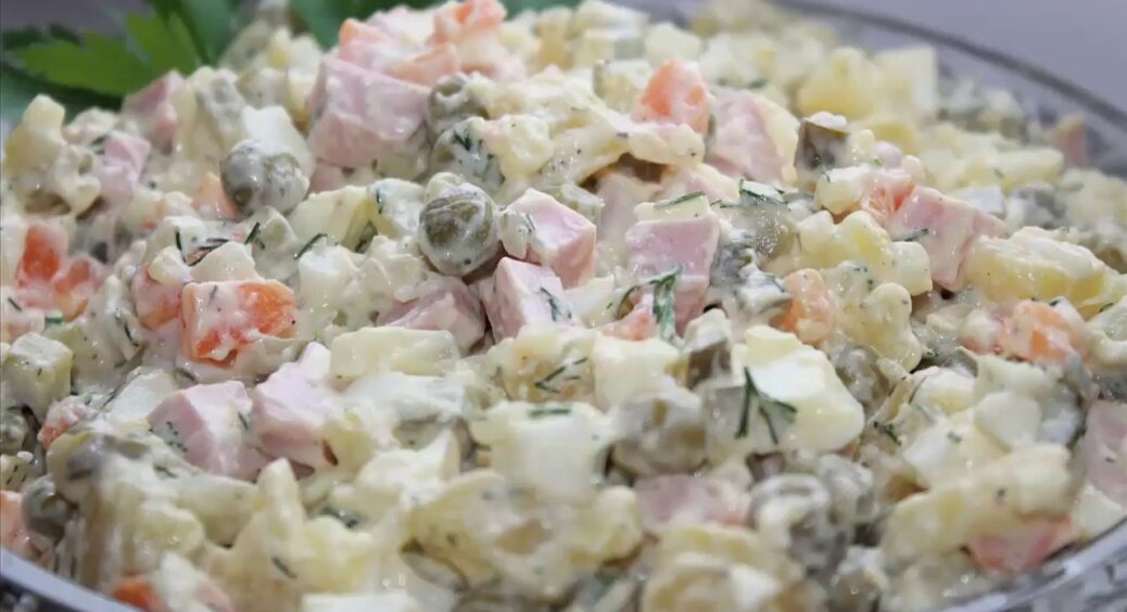 Ці два звичайних інгредієнта в олів’є одразу зіпсують його смак: що треба обов’язково прибрати з салату 