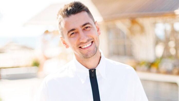 Олександр Еллерт розповів, як виїхав за кордон