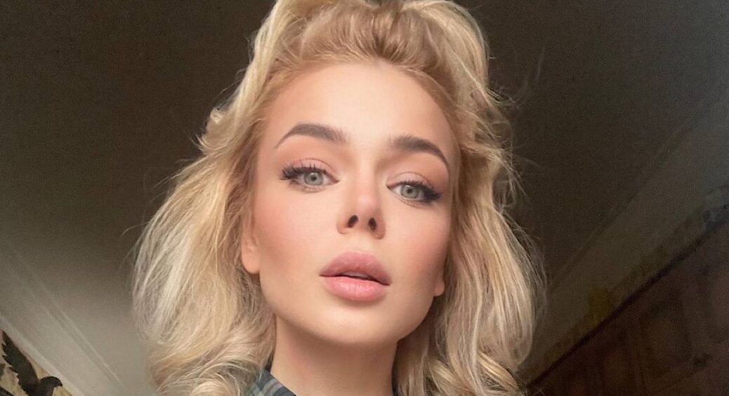 Після розставання з Полянським Аліна Гросу одягла пишну білу сукню та гайнула в обійми 73-річного мачо 