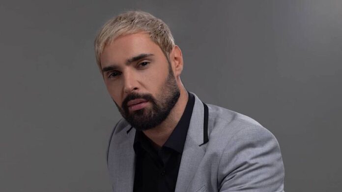 Віталій Козловський опинився у міцних обіймах темноволосої красуні