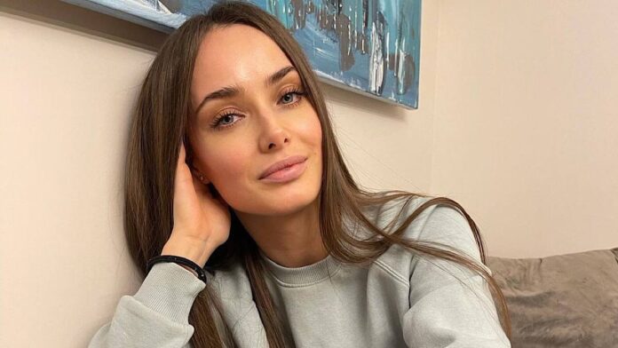 Ксенія Мішина була в гостях у чоловіка в одному рушнику