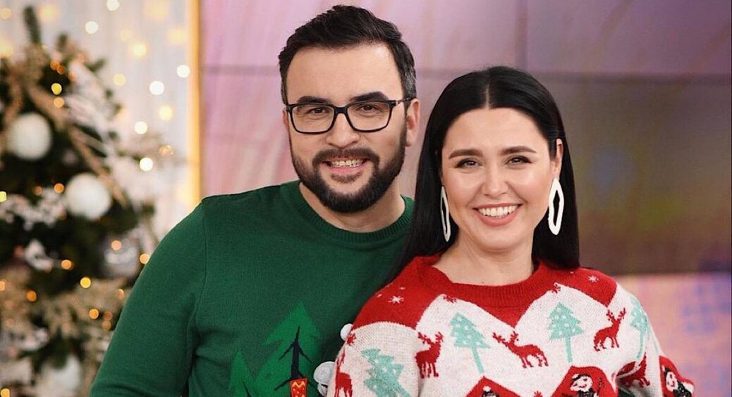 “Колеги” шоу “Сніданок з 1+1”  Сенічкін та Барбір опинилися в одному ліжку: які стосунки пов’язують ведучих? 