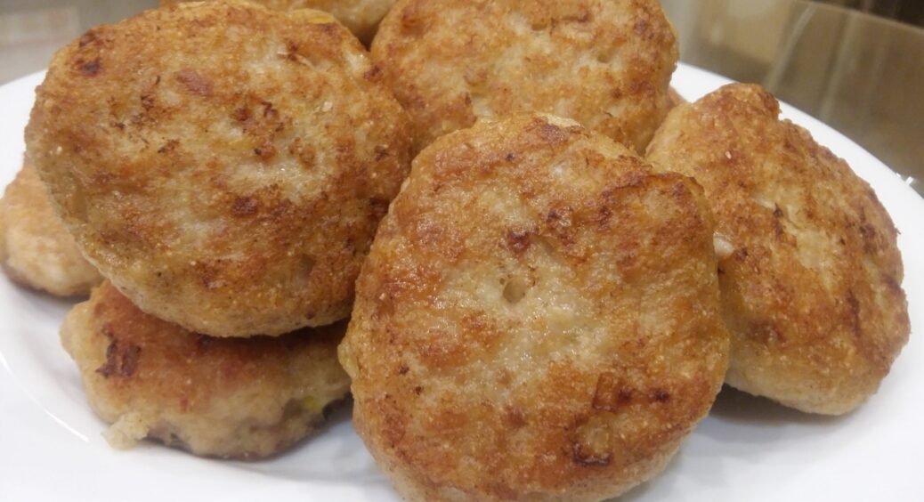 Смачні і соковиті котлети, як у ресторані: який інгредієнт потрібно додати до фаршу для більшої пишності 