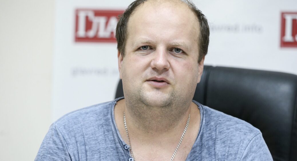 Соліст гурту ТІК Віктор Бронюк відгуляв гучне весілля під час війни та показав розкішну наречену: “Гірко!” 