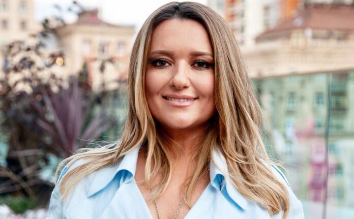 48-річна Могилевська вразила виглядом в молодості: сміливі образи, руде волосся та відомі друзі поруч