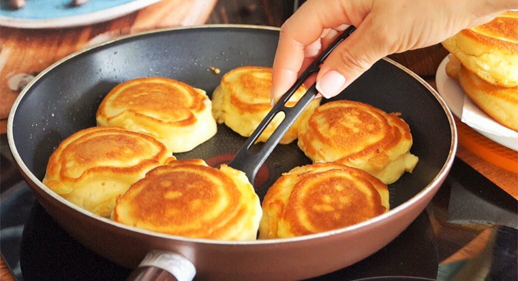 Пишні яблучні оладки на кефірі, які виходять м’якими та смачними: простий рецепт для ідеального сніданку 