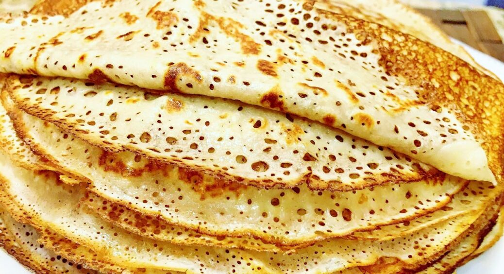 І ніяких яєць не потрібно: як приготувати ніжні, тоненькі та ажурні млинці, які не рвуться під час смаження 
