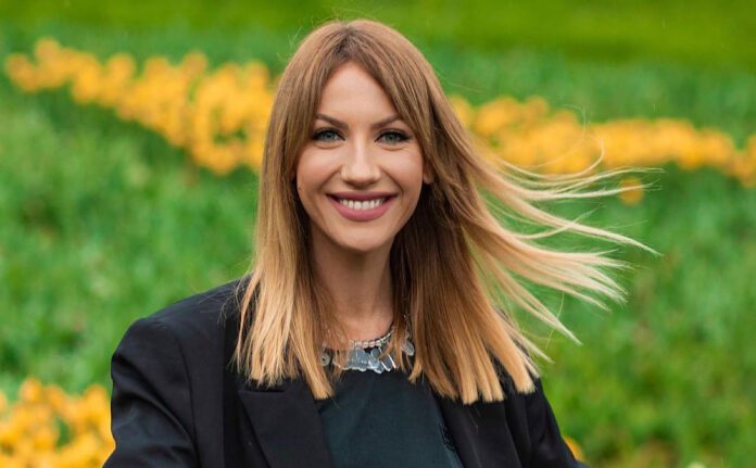 Леся Нікітюк у чорній мікросукні з кардиганом показала, що втратив Притула, а нині наслідує Буше