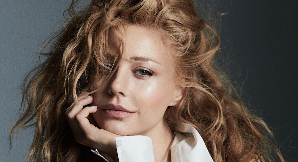 Тіна Кароль вийшла на сцену у сукні, схожій на скребок для посуду: поп-діва перевершила саму Кайлі Міноуг 