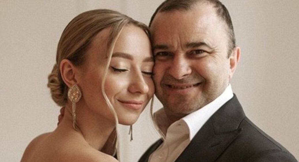 Де і як живе мама Віктора Павліка: свекруха Репяхової мешкає в старій хаті без ремонту і з дерев’яними вікнами 