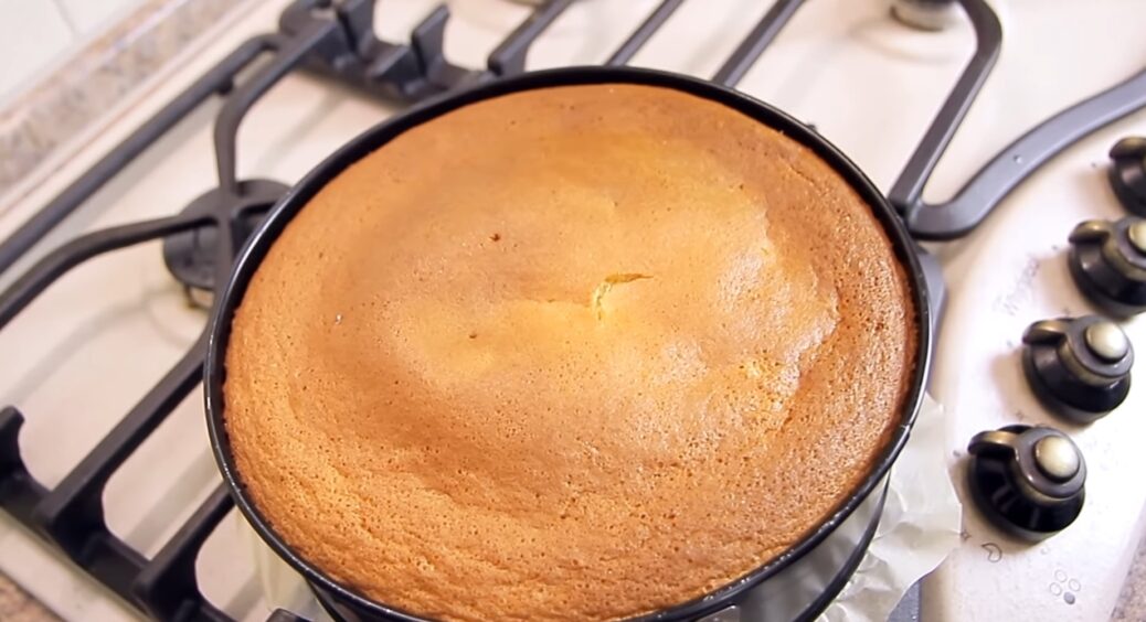 Руки чисті, а на столі ідеальний бісквіт – пишний і ніжний: цей рецепт підкорить вас одразу 