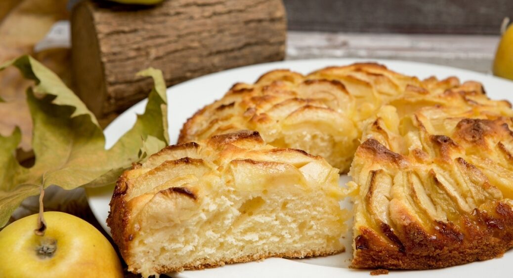 Бюджетний пиріг на воді та без яєць — простий рецепт найсмачнішого частування: ви будете в захваті 