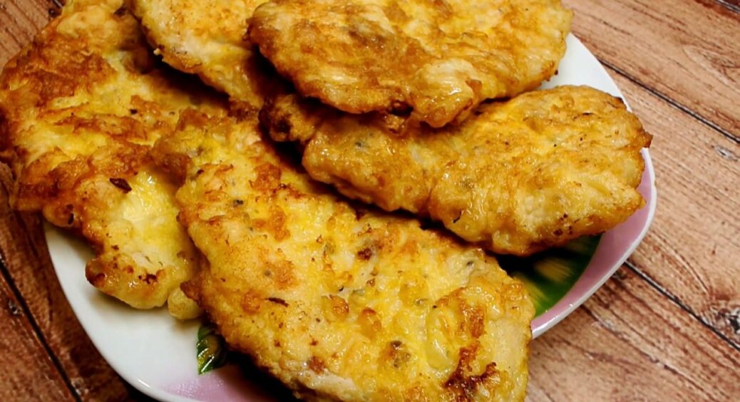 Смачні відбивні, які завжди виходять дуже соковитими: що треба обов’язково додати до звичайного м’яса 