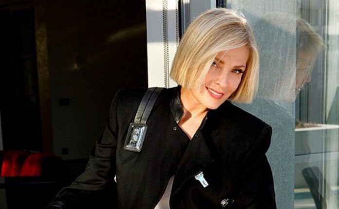 Лайма Вайкуле приховує нову зачіску під капелюшками