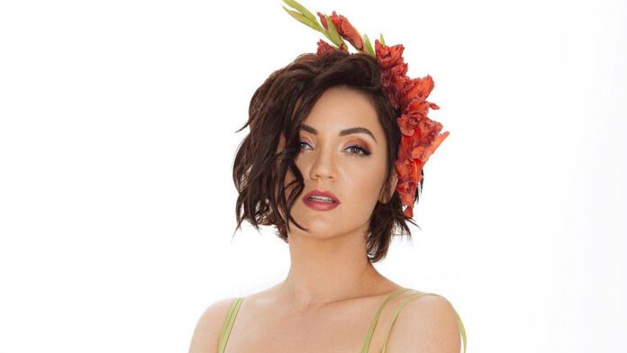 Цибульська показала невідому дитину у візочку