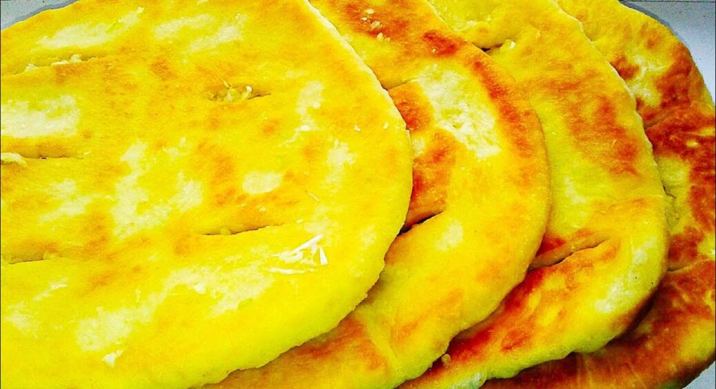 Припиніть купувати лаваш: ці чесночні коржики готуються дуже просто і всього за лічені хвилини 