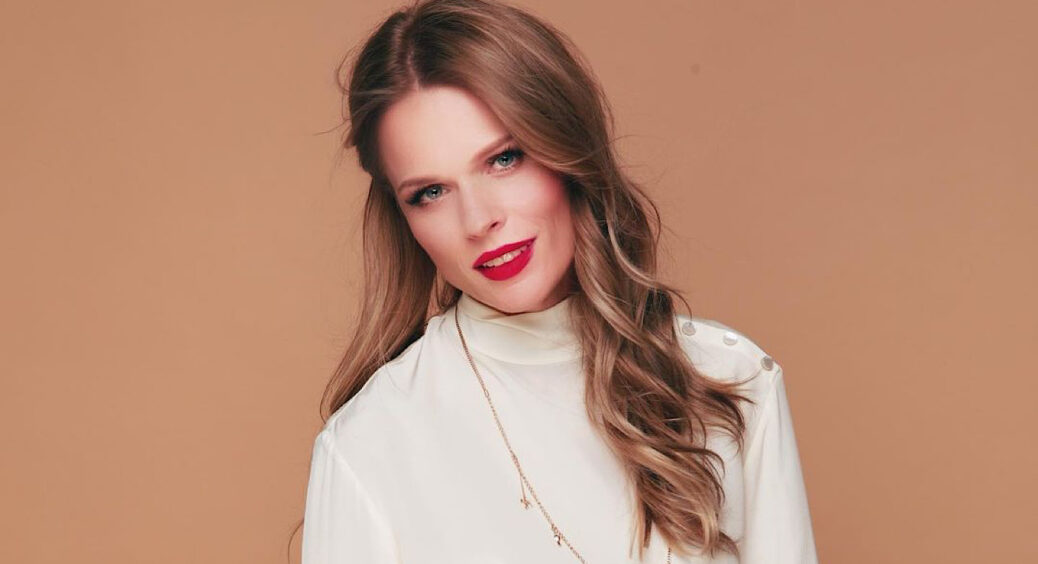 Ольга Фреймут в сукні з чічею показала, як виглядає зараз: без макіяжу з гардеробом-привидом – вже змінилася 