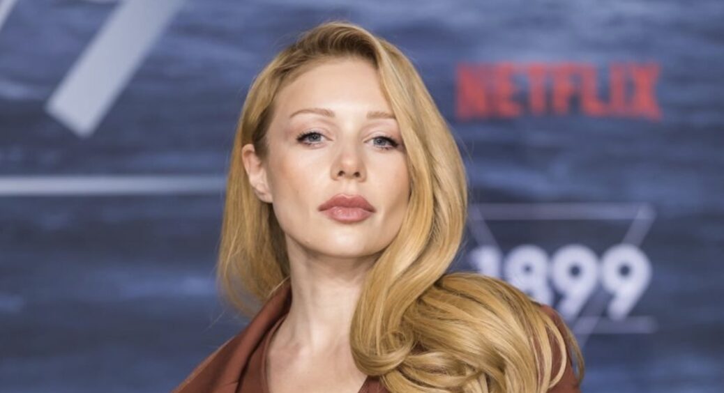 Скоро здує вітром: Тіна Кароль разюче схудла та обтягнула свої кістки чорним трико під горло (ФОТО) 