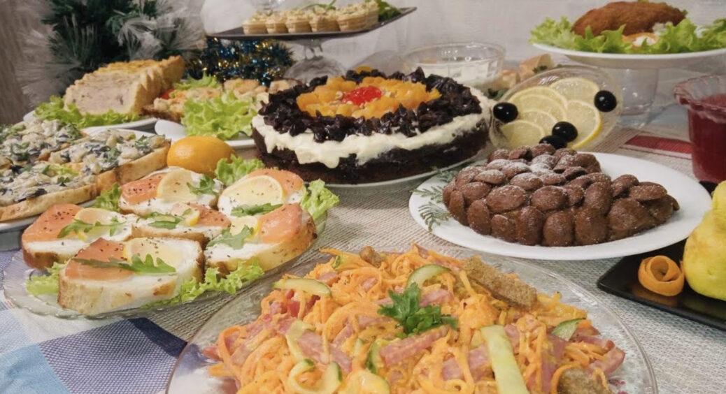 Новий рік 2023: страви на новорічний стіл, що має бути на столі, а чого готувати не можна – бюджетне меню 