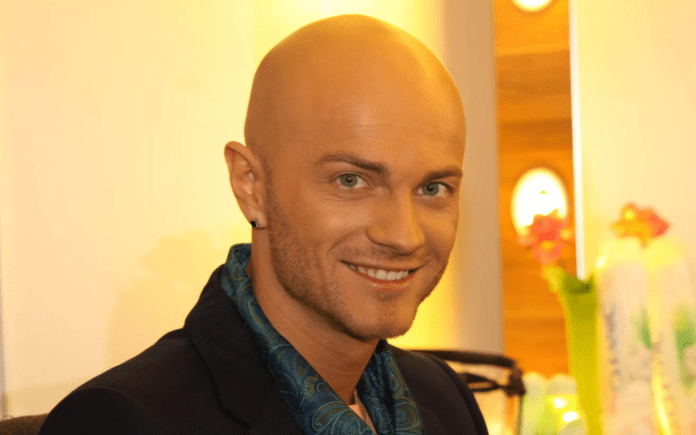 В оточенні Влада Ями розповіли, як хореограф живе після втечі з України В оточенні Влада Ями розповіли, як хореограф живе після втечі з України