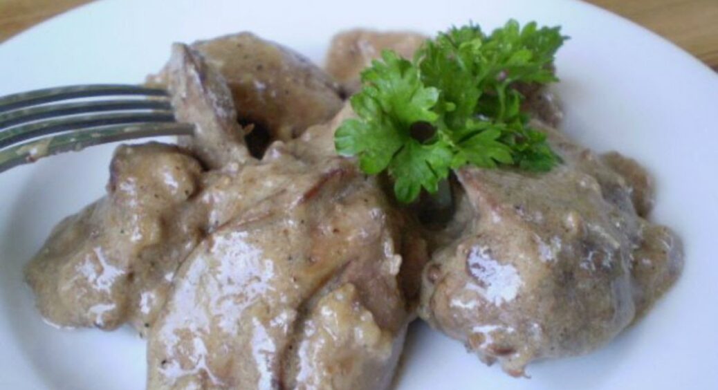 Як смажити печінку, щоб вона була м’якою та не гірчила: потрібно додати всього один секретний інгредієнт 