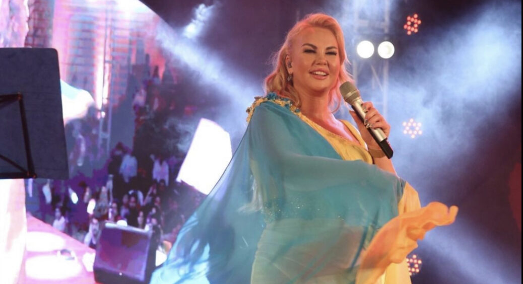 Заради чоловіка-мільярдера Захура на будь-які подвиги: 45-річна Камалія заспівала у Пакистані місцевою мовою 