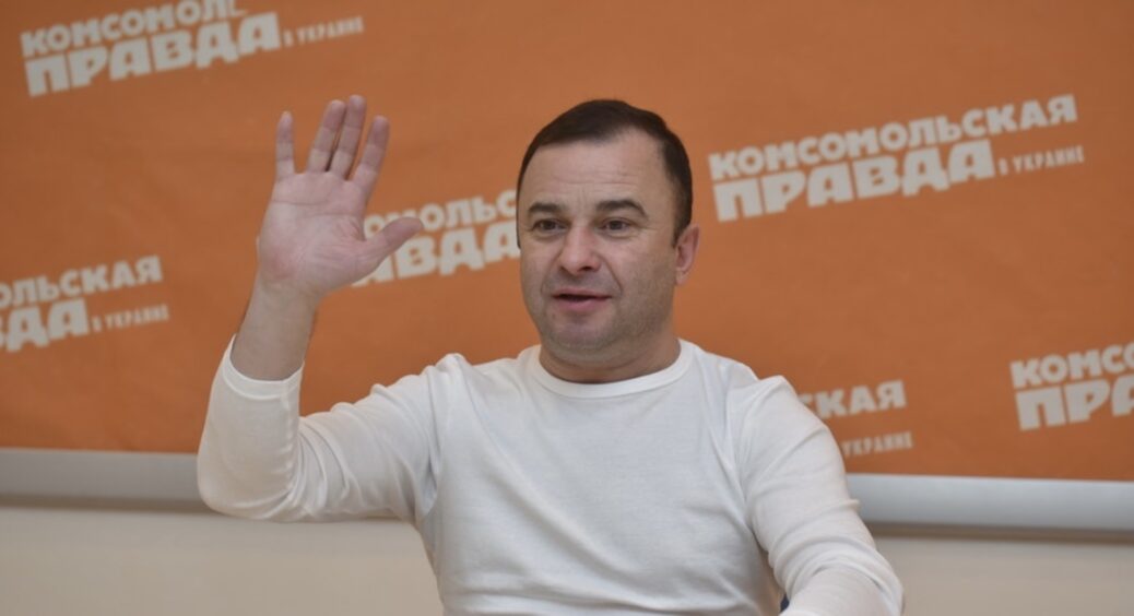 “Нашому татові 57”: молода дружина Віктора Павліка показала, як співак святкує день народження під час війни 