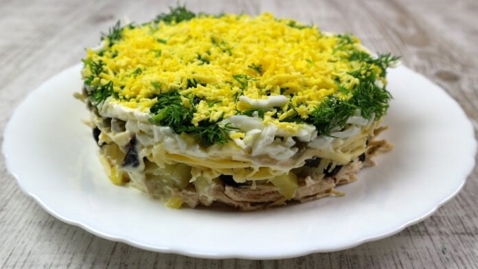 Святковий салат з чорносливом та курячим філе Святковий салат з чорносливом та курячим філе