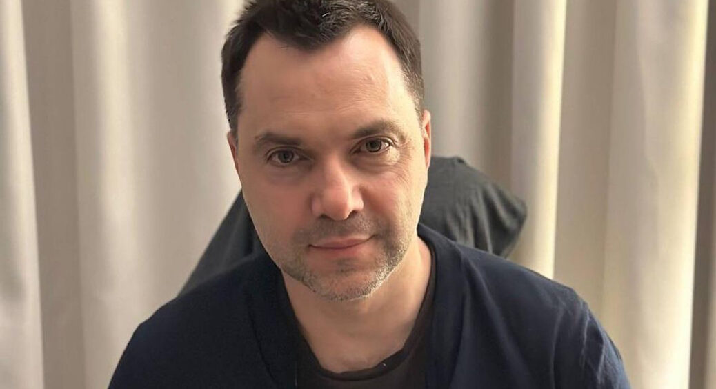 Олексій Арестович зізнався, скільки заробляє за місяць та на кого витрачає гроші: “А на себе і не вистачає” 