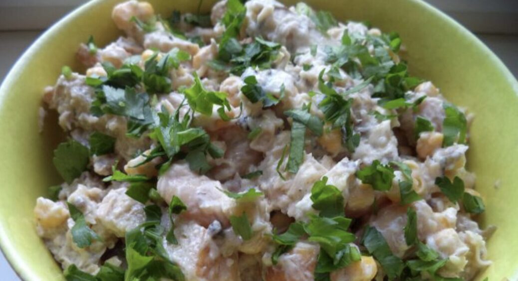 Салат зі шпротами “Балтійський” — 1 банка консерви та 2 яйця: полюбила його більше за Олівʼє 