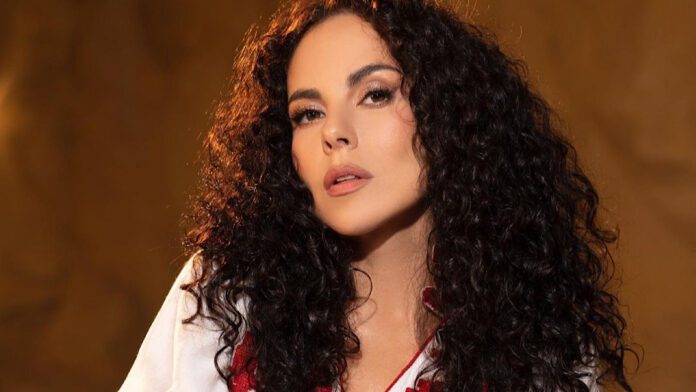 Каменських показала, як саджає дерево 