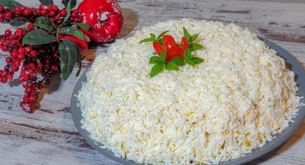 Всі гості захочуть добавки: дивовижний салат “Сніговий янгол” з секретним морепродуктом. Порадує смаком 