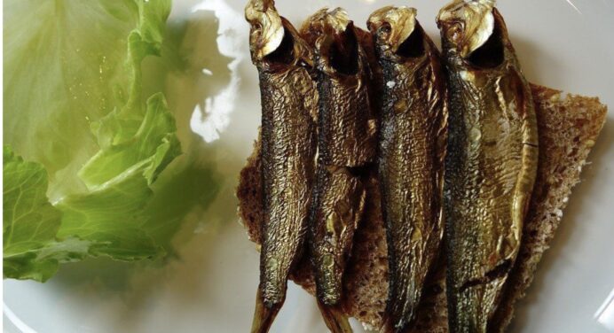 Шпроти – не тільки на бутерброди: цікавий рецепт рибного салату на Новий рік 2023, якщо “Мімоза” набридла 