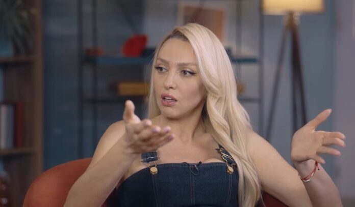 Полякова взялася ховати чорні шкарпетки на ногах дочки Полякова взялася ховати чорні шкарпетки на ногах дочки