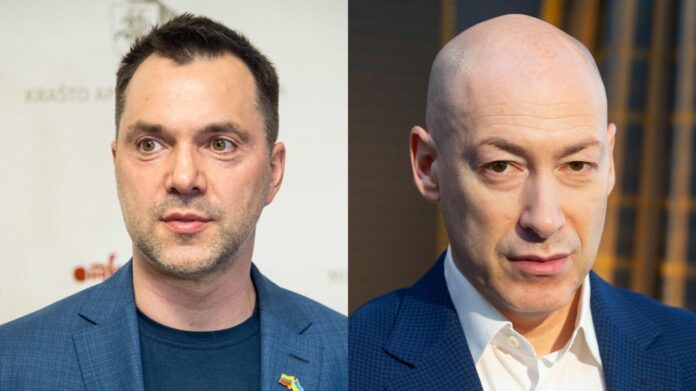 Арестович та Гордон в модних синіх пуховиках та стильних шапках натякають на добрі новини Арестович та Гордон в модних синіх пуховиках та стильних шапках натякають на добрі новини