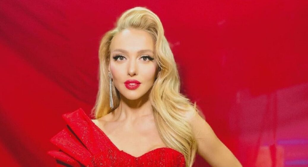 “Доросла тітка”: Оля Полякова показала складки на спині – сукня видала справжній вік української Королеви Ночі 