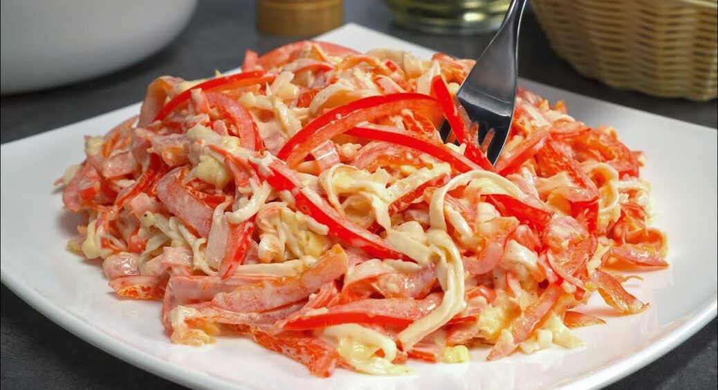 Низькокалорійний салат із крабовими паличками: покроковий рецепт страви, яка готується лічені хвилини 