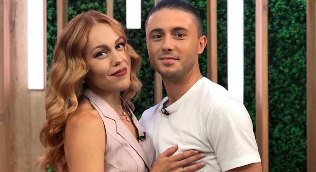 Alyosha показала, як зустріла Новий рік без Тараса Тополі у США: у вишиванці та з дітьми 