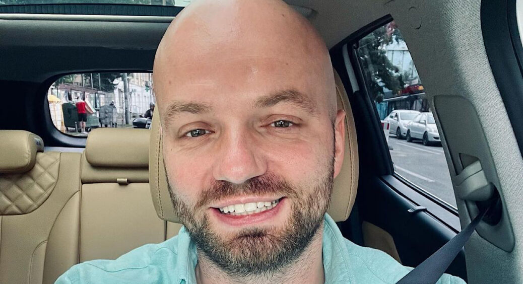 Друг Топольського Слава Дьомін показав, як виглядав з волоссям: у вишиванці та з густою шевелюрою 