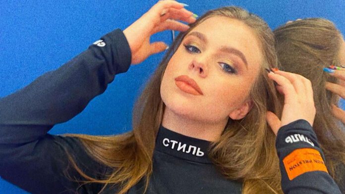 Злата показала, як розважається Злата показала, як розважається