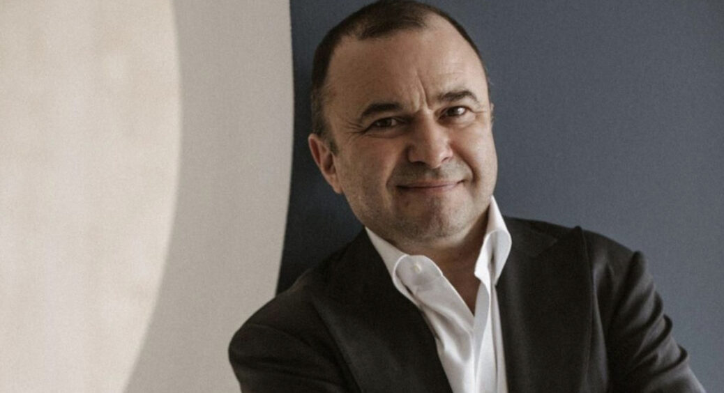 Віктор Павлік відгуляв гучне весілля та показав розкішну наречену: пишна красуня з короною і декольте 