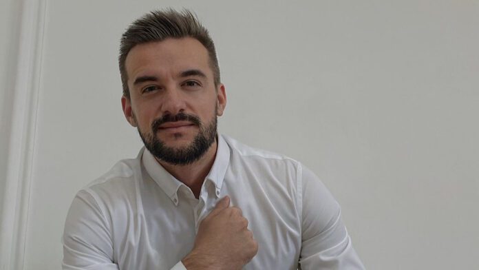 Макс Тарапата одягнув сукню Макс Тарапата одягнув сукню