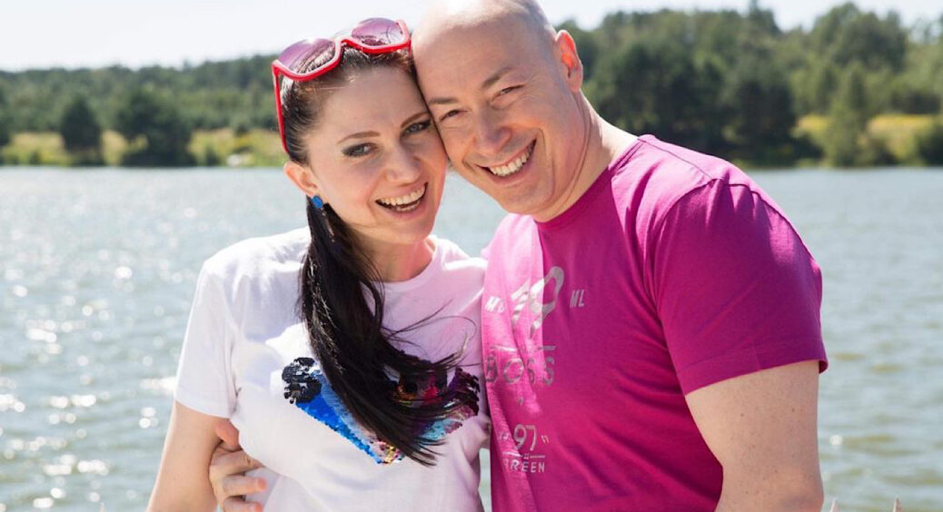 Дружина Дмитра Гордона Олеся Боцман знайшла йому заміну: тепер обіймає Комаровського та Шустера 