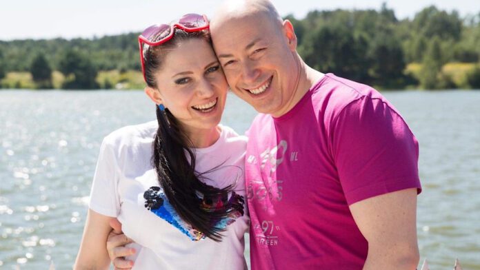 Дружина Дмитра Гордона обіймає інших 