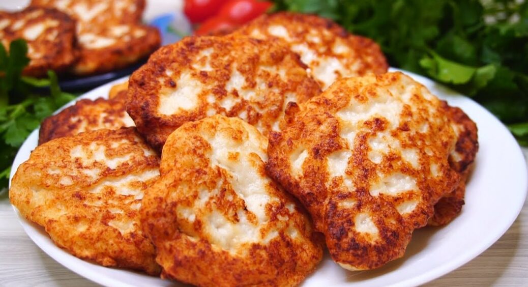 Курячі оладки з грибами, які виходять неймовірно соковитими та ситними: краще за котлети та відбивні 