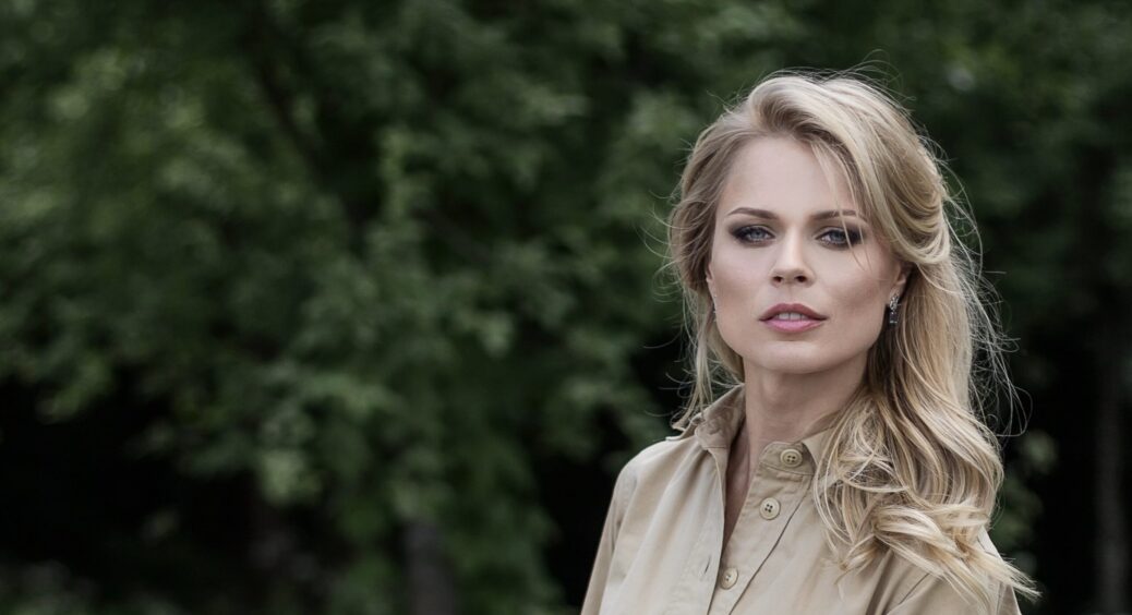 Ольга Фреймут виявилася двійницею екс-дружини Шона Пенна Робін Райт: ведучу і 56-річну акторку не відрізнити 