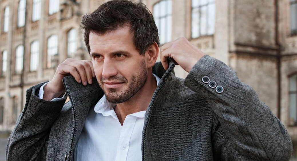 Сезон розпочато: фіналіст “Холостячки-2” Дмитро Шевченко у шопері від Adidas садить картоплю – без примх 