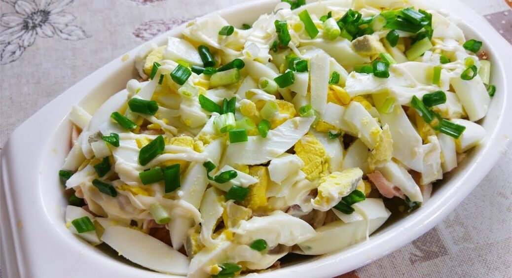 Всього чотири інгредієнти і часник для смаку: рецепт приголомшливого салату до свята за лічені хвилини 