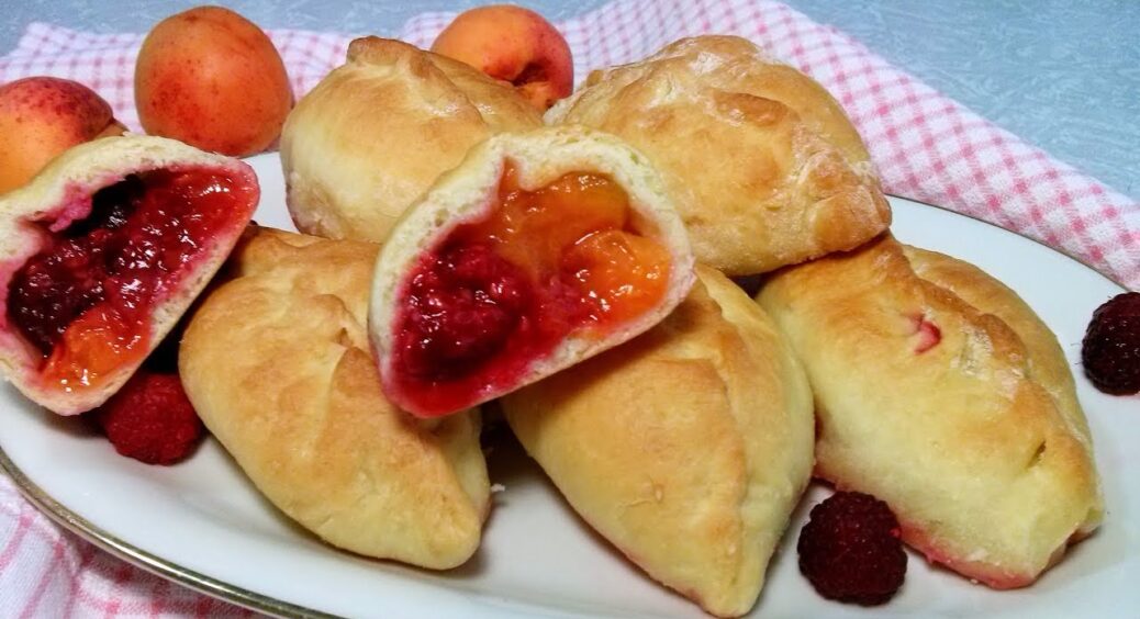 Що робити, щоб із печених пиріжків із замороженою ягодою не випливала начинка: хитрощі господарок 