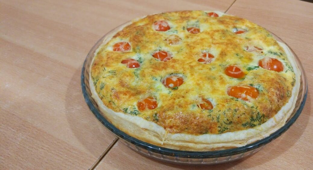 Елементарний пиріг з червоною рибою: готується з готового листкового тіста за лічені хвилини 